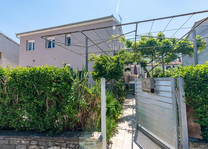 Superior Apartment With Private Pool شقة بولا