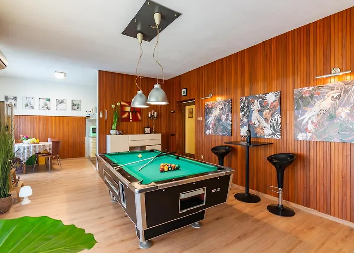 Superior Apartment With Private Pool شقة بولا