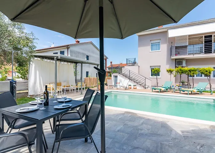 Apartment Superior Apartment With Private Pool Pula