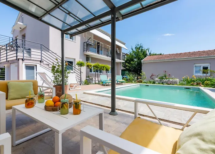 Apartment Superior Apartment With Private Pool Pula