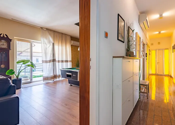 Superior Apartment With Private Pool شقة بولا