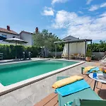 Superior With Private Pool Apartamento Pula